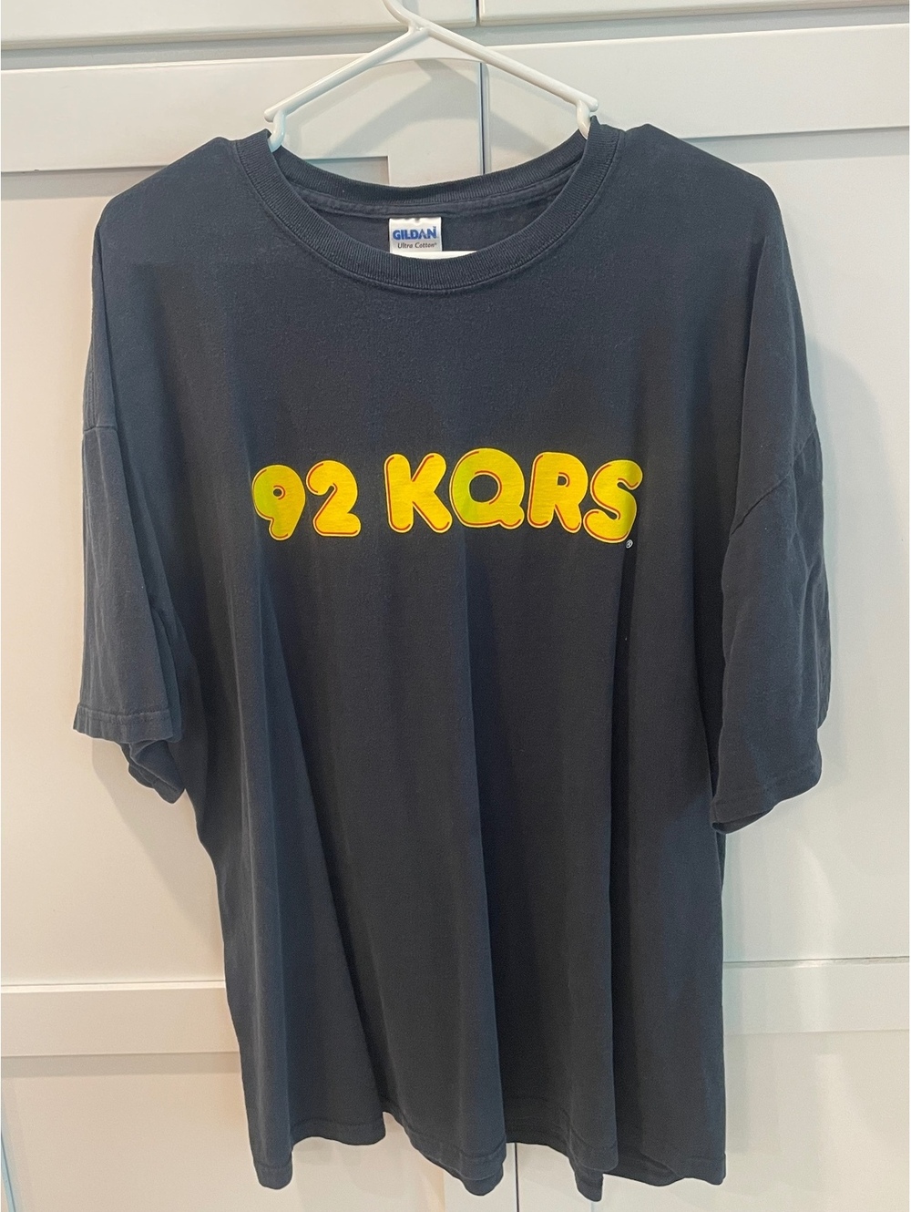Vintage Y2K Gildan Ultra Cotton 2XL Black T-Shirt with 92 KQRS Yellow Print